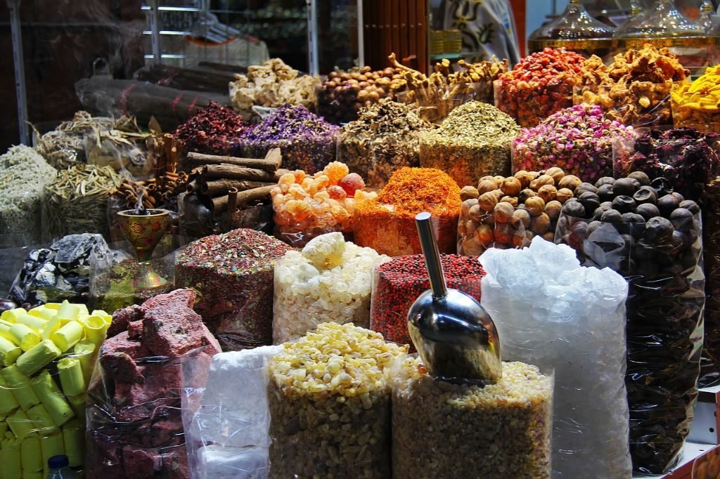 What to do in Dubai for a day? ubai Spice Souq is perfect to explore the traditional Dubai